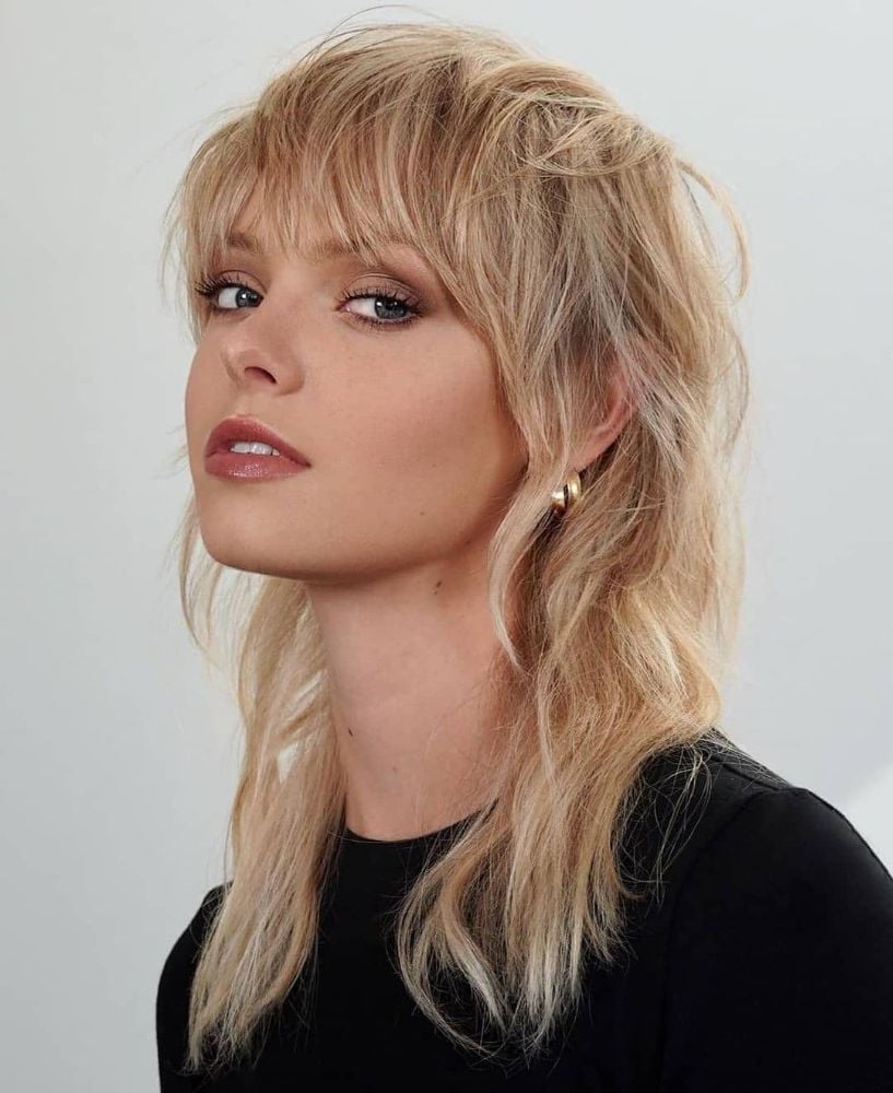 Trendy Blonde Collarbone Mullet With Waves Trendy Blonde Collarbone Mullet With Waves — Mullet Hairstyles