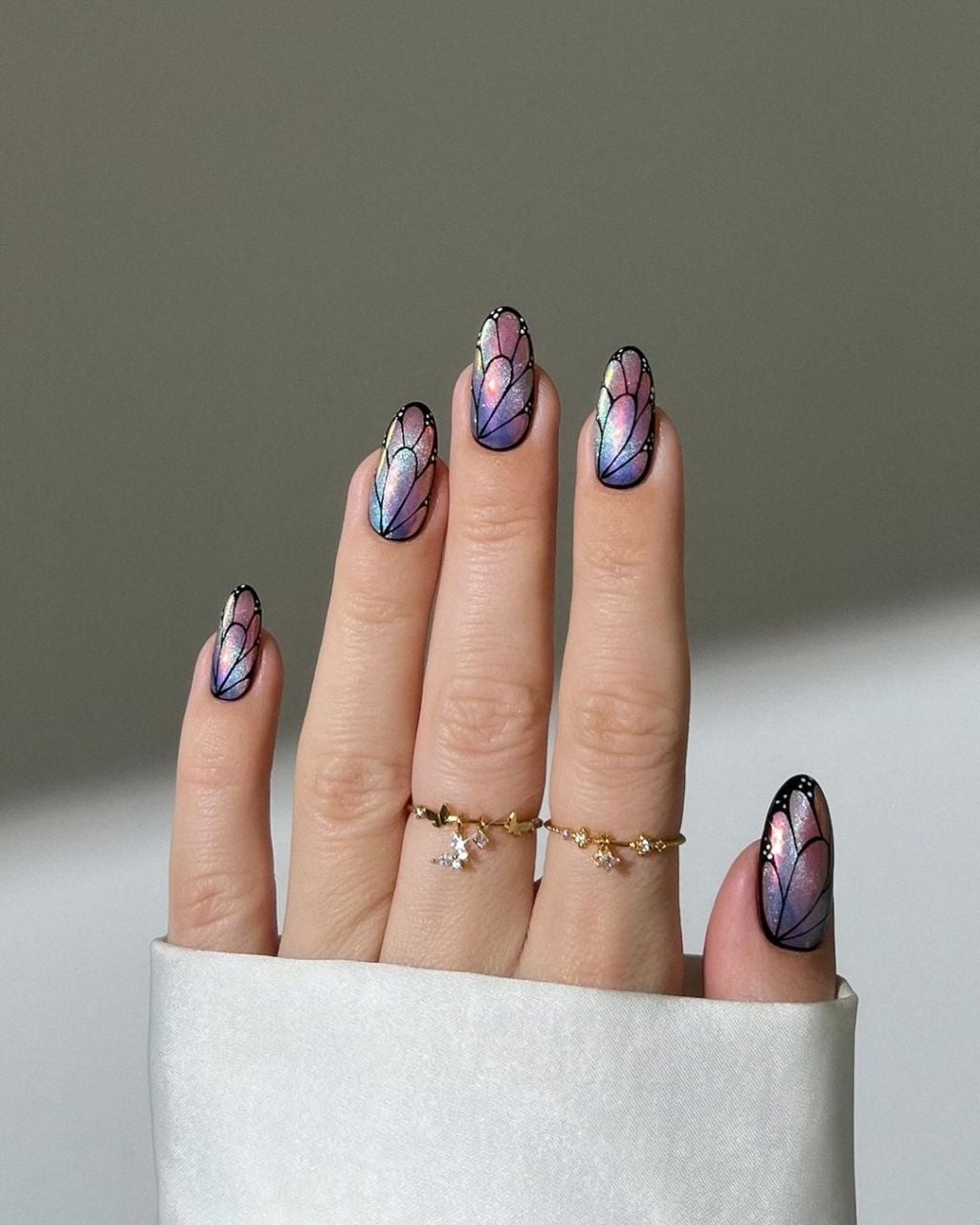Iridescent Butterfly Wing Long Almond Nails Iridescent Butterfly Wing Long Almond Nails — Nail Art