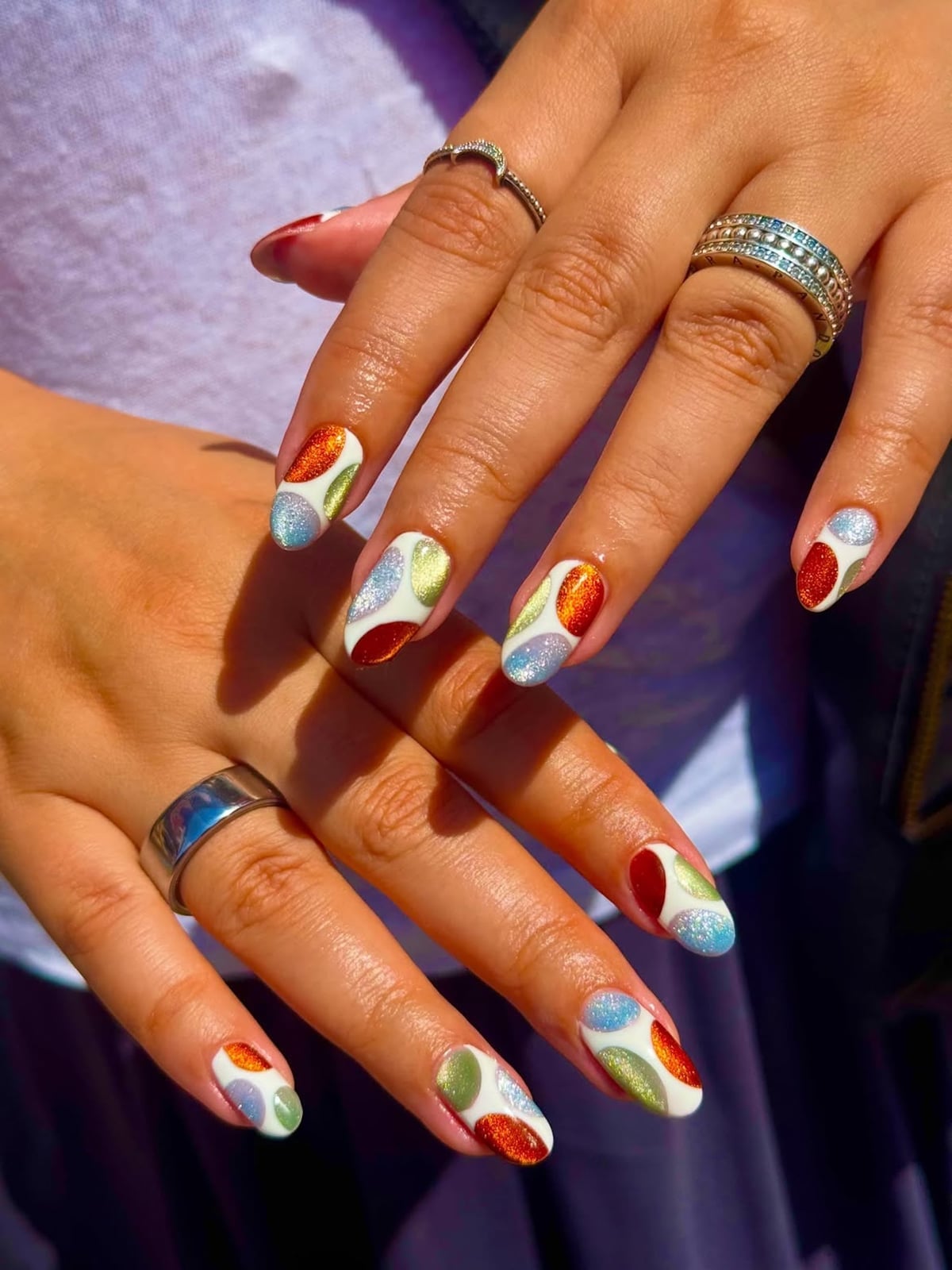 White Abstract Shapes Medium Oval Nails White Abstract Shapes Medium Oval Nails — Nail Art