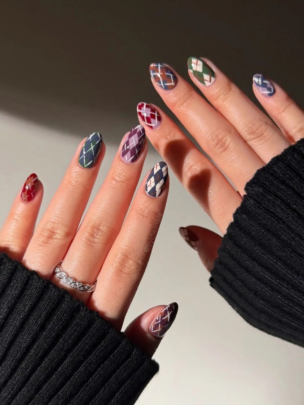 Green Burgundy Argyle Pattern Medium Almond Nails Green Burgundy Argyle Pattern Medium Almond Nails — Nail Art