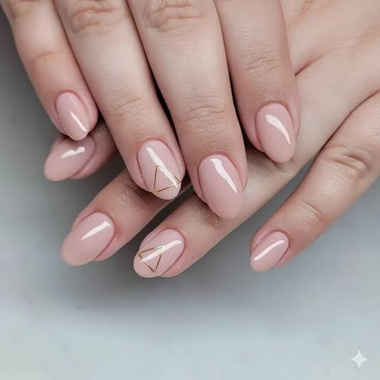 Short Almond Gold Geometric Line Nails Short Almond Gold Geometric Line Nails — Nail Shapes