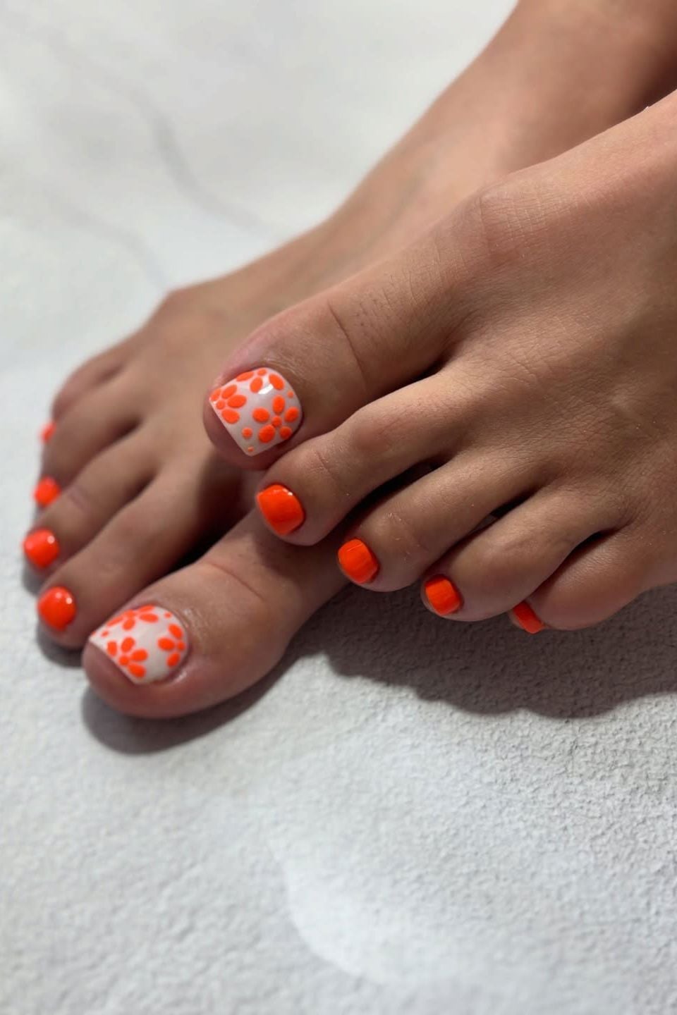 Bright Orange Floral Accents Glossy Toenails, яркий оранжевый с белым Bright Orange Floral Accents Glossy Toenails, яркий оранжевый с белым — Nails and Toes