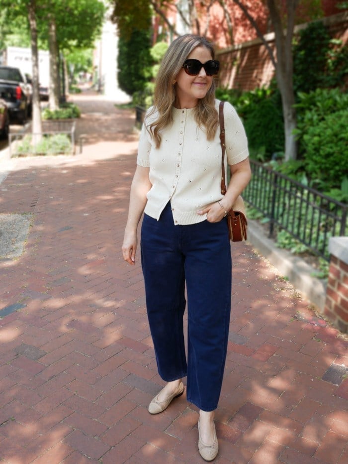 Navy denim jeans with cream knit cardigan Navy denim jeans with cream knit cardigan — Navy Outfits