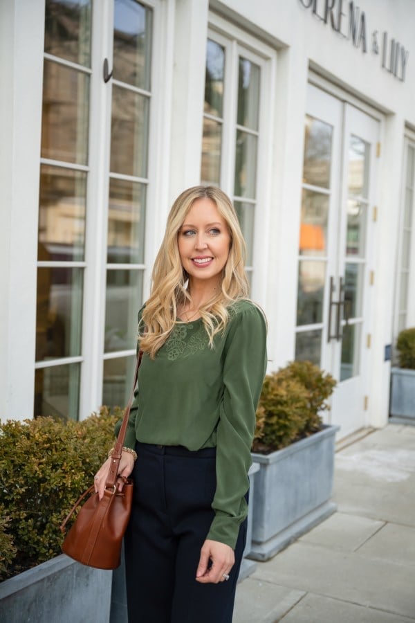 Smart Casual Navy Trousers With Green Blouse Smart Casual Navy Trousers With Green Blouse — Navy Pants Outfits