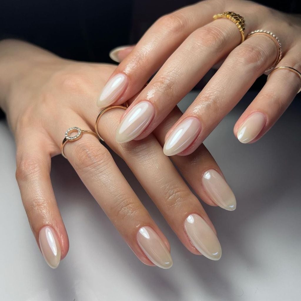 Medium Oval Pearlescent Milky Beige Nails Medium Oval Pearlescent Milky Beige Nails — Neutral Nails