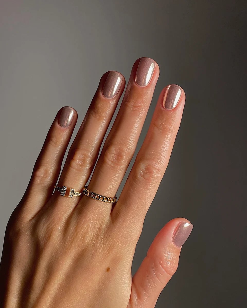 Short Almond Metallic Taupe Rose Gold Shimmer Short Almond Metallic Taupe Rose Gold Shimmer — Neutral Nails