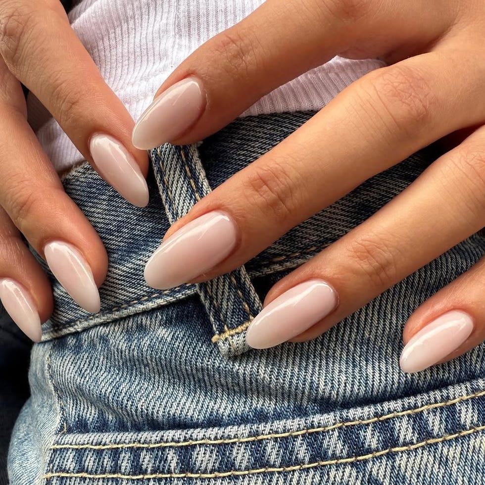 Medium Almond Sheer Nude-Pink Glossy Nails, Everyday Version Medium Almond Sheer Nude-Pink Glossy Nails, Everyday Version — Neutral Nails