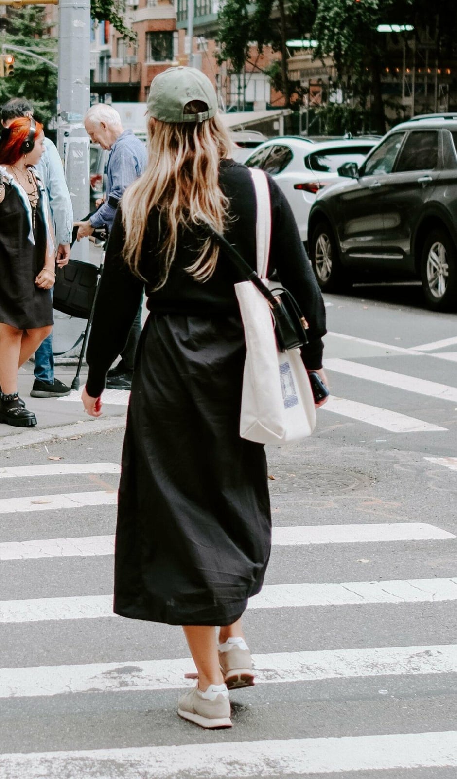 Black midi dress with beige sneakers Black midi dress with beige sneakers — New York Style
