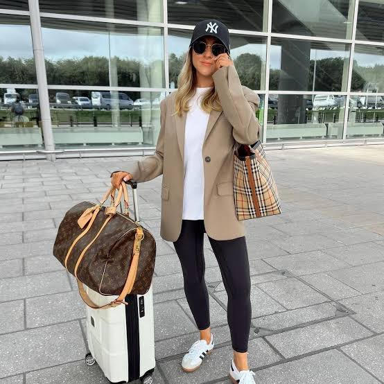Beige Oversized Blazer with Black Leggings for Travel Beige Oversized Blazer with Black Leggings for Travel — Nice Outfits
