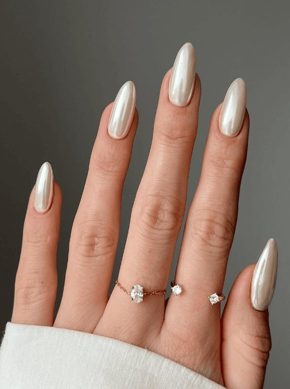 Rosy Nude with White Lines and Gold Flakes Rosy Nude with White Lines and Gold Flakes — Nude Nails