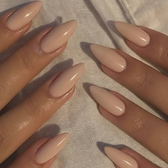 Gold Line Accent Sheer Nude Short Oval Nails Gold Line Accent Sheer Nude Short Oval Nails — Office Nails