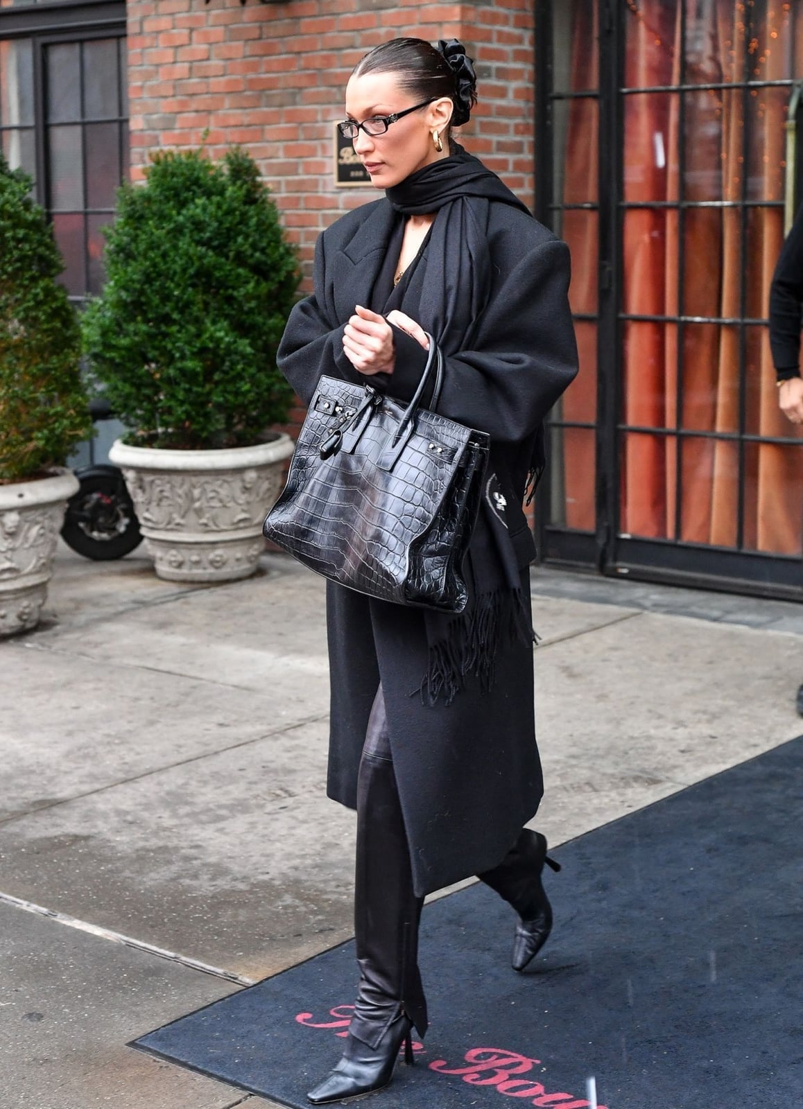 Oversized Black Coat With Scarf, Pointed-Toe Boots Oversized Black Coat With Scarf, Pointed-Toe Boots — Office Siren Outfits