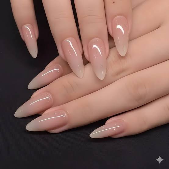 Sheer Pink Almond Nails With Gold Line, миндаль Sheer Pink Almond Nails With Gold Line, миндаль — Old Money Nails