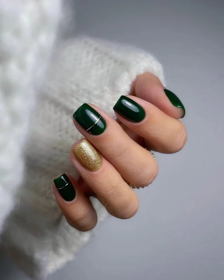 Forest Green Short Square Nails With Gold Forest Green Short Square Nails With Gold — Old Money Nails