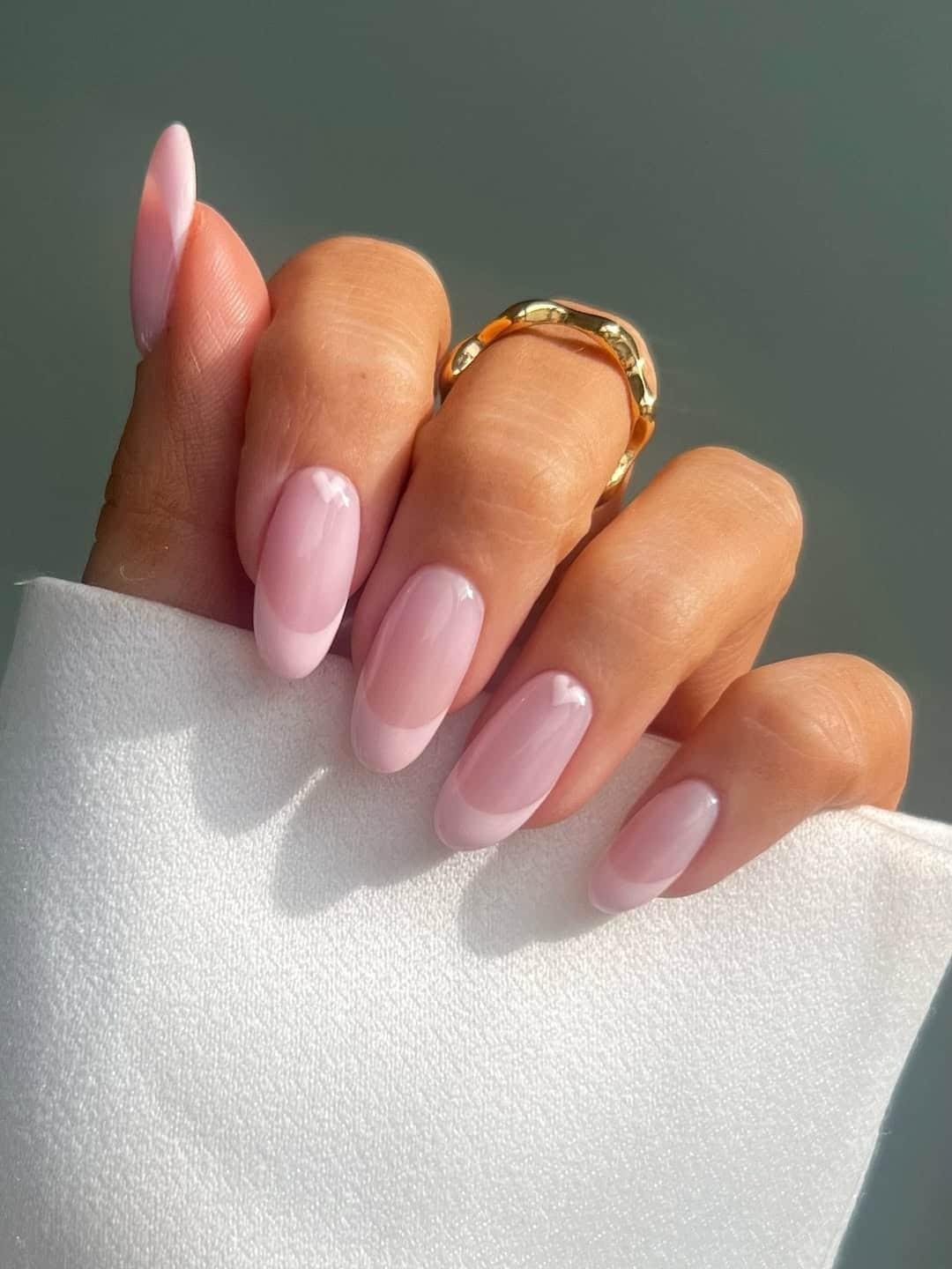 Classic French Medium Almond Nails, розовый нюдовый с белым Classic French Medium Almond Nails, розовый нюдовый с белым — Old Money Nails