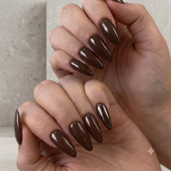 Beige Brown Nude Medium Almond Nails, подчеркивающее гладкость и цвет Beige Brown Nude Medium Almond Nails, подчеркивающее гладкость и цвет — One Color Nails