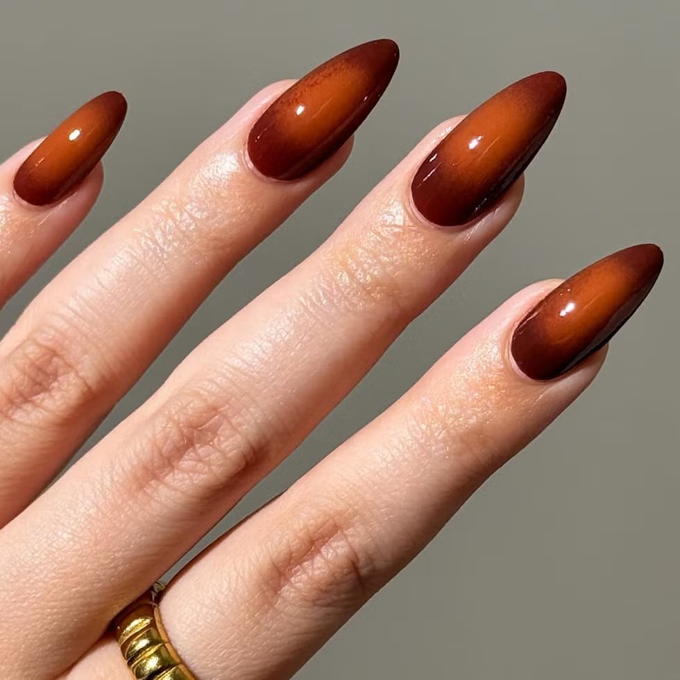 Medium Oval Amber Gold Glossy Cat Eye, Close-Up Take Medium Oval Amber Gold Glossy Cat Eye, Close-Up Take — Orange Cat Eye Nails