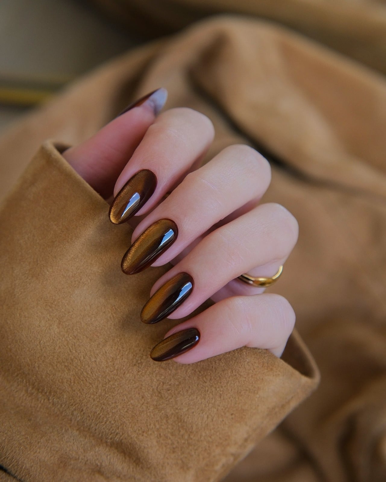 Medium Almond Brown Gold Cat Eye, Emphasizing The Magnetic Shimmer Medium Almond Brown Gold Cat Eye, Emphasizing The Magnetic Shimmer — Orange Cat Eye Nails
