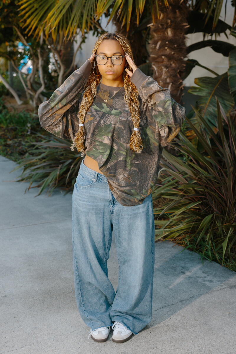 Camouflage T-Shirt With Baggy Jeans, Gray And White Sneakers Camouflage T-Shirt With Baggy Jeans, Gray And White Sneakers — Outfits for Teens