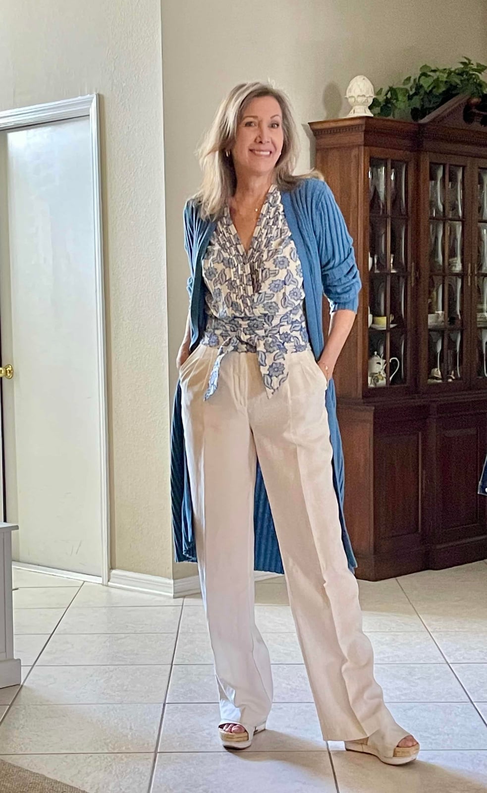 Cream wide-leg trousers with longline blue cardigan Cream wide-leg trousers with longline blue cardigan — Outfits for Women Over 50