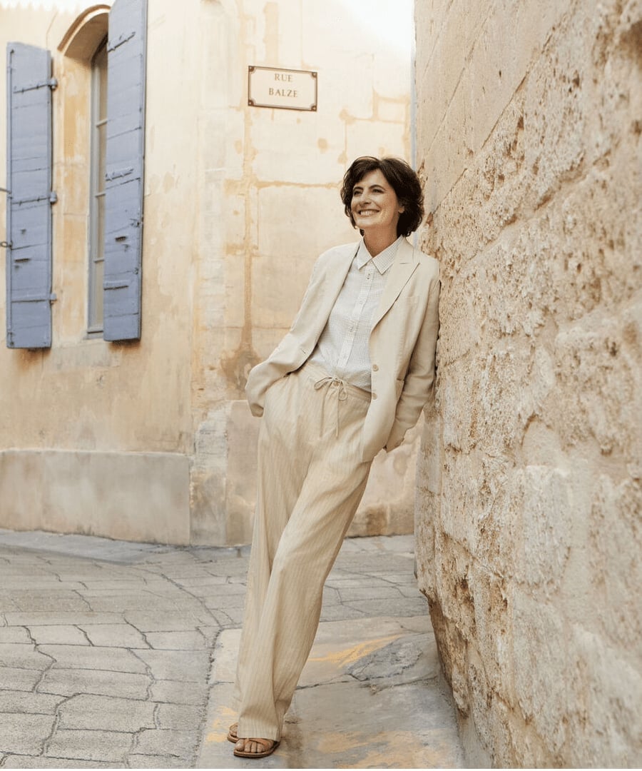Beige linen suit with light blue patterned shirt Beige linen suit with light blue patterned shirt — Outfits for Women Over 50