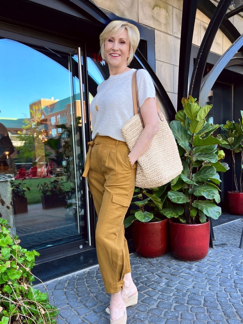 Ochre cargo pants with a relaxed white t-shirt Ochre cargo pants with a relaxed white t-shirt — Outfits for Women Over 50