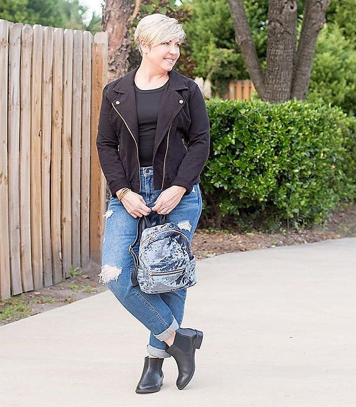 Black moto jacket over t-shirt with skinny jeans Black moto jacket over t-shirt with skinny jeans — Outfits for Women Over 50