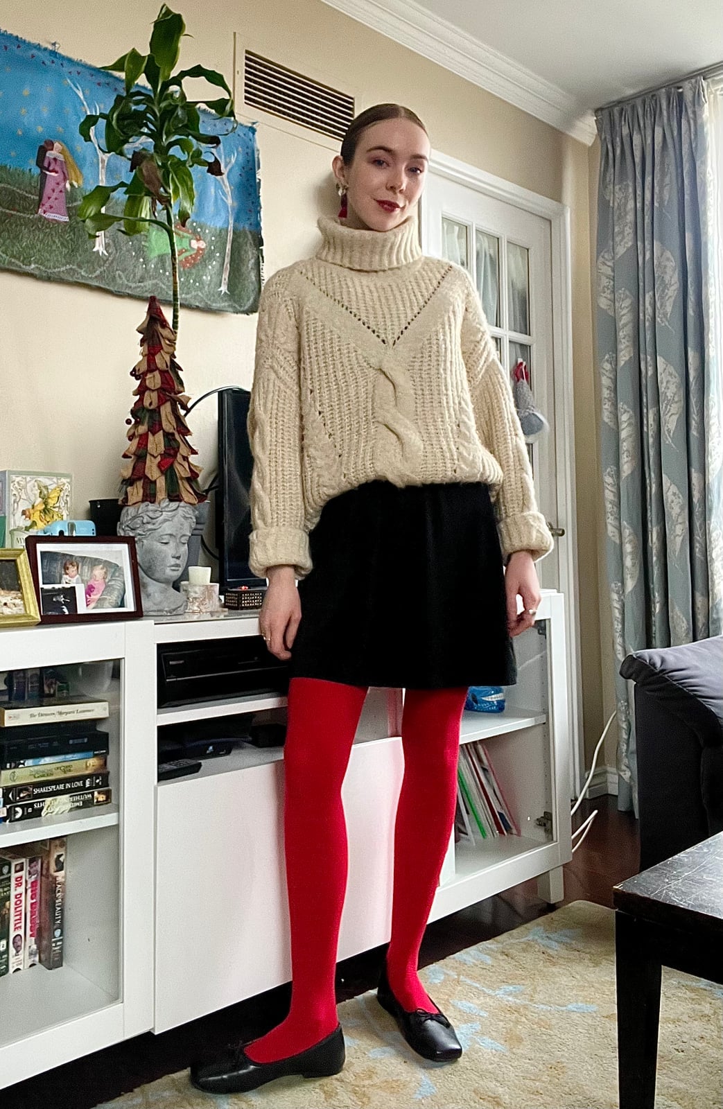 Chunky knit sweater with red opaque tights Chunky knit sweater with red opaque tights — Outfits with Tights