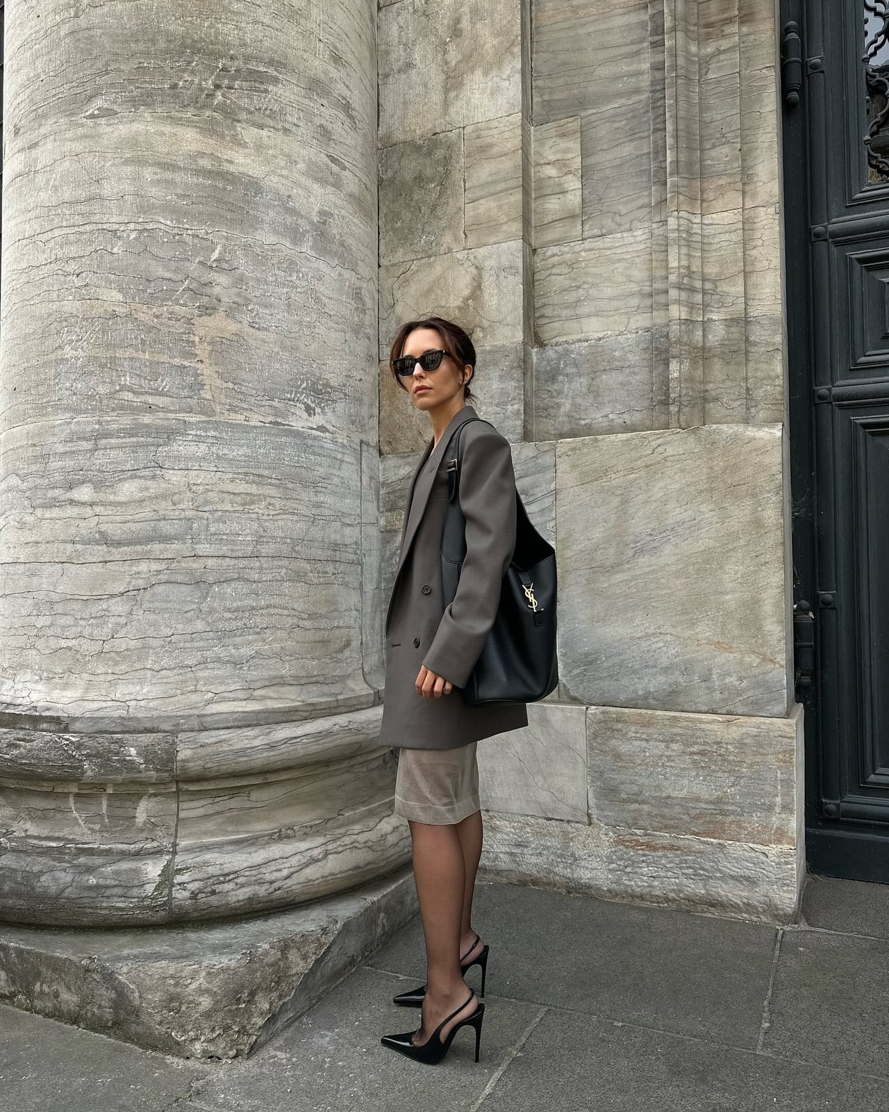 Beige skirt with oversized blazer and sheer black tights Beige skirt with oversized blazer and sheer black tights — Outfits with Tights