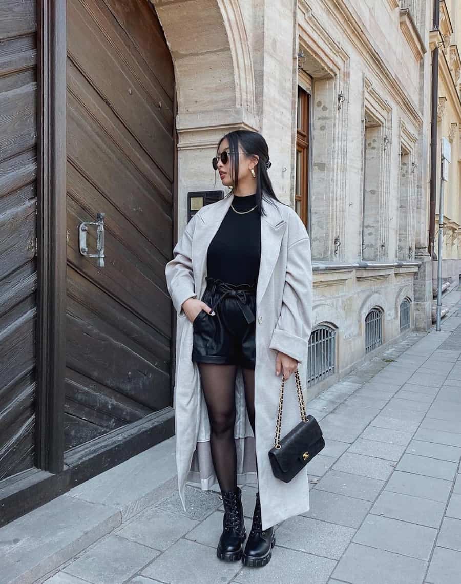 Leather shorts with gray coat and black tights Leather shorts with gray coat and black tights — Outfits with Tights