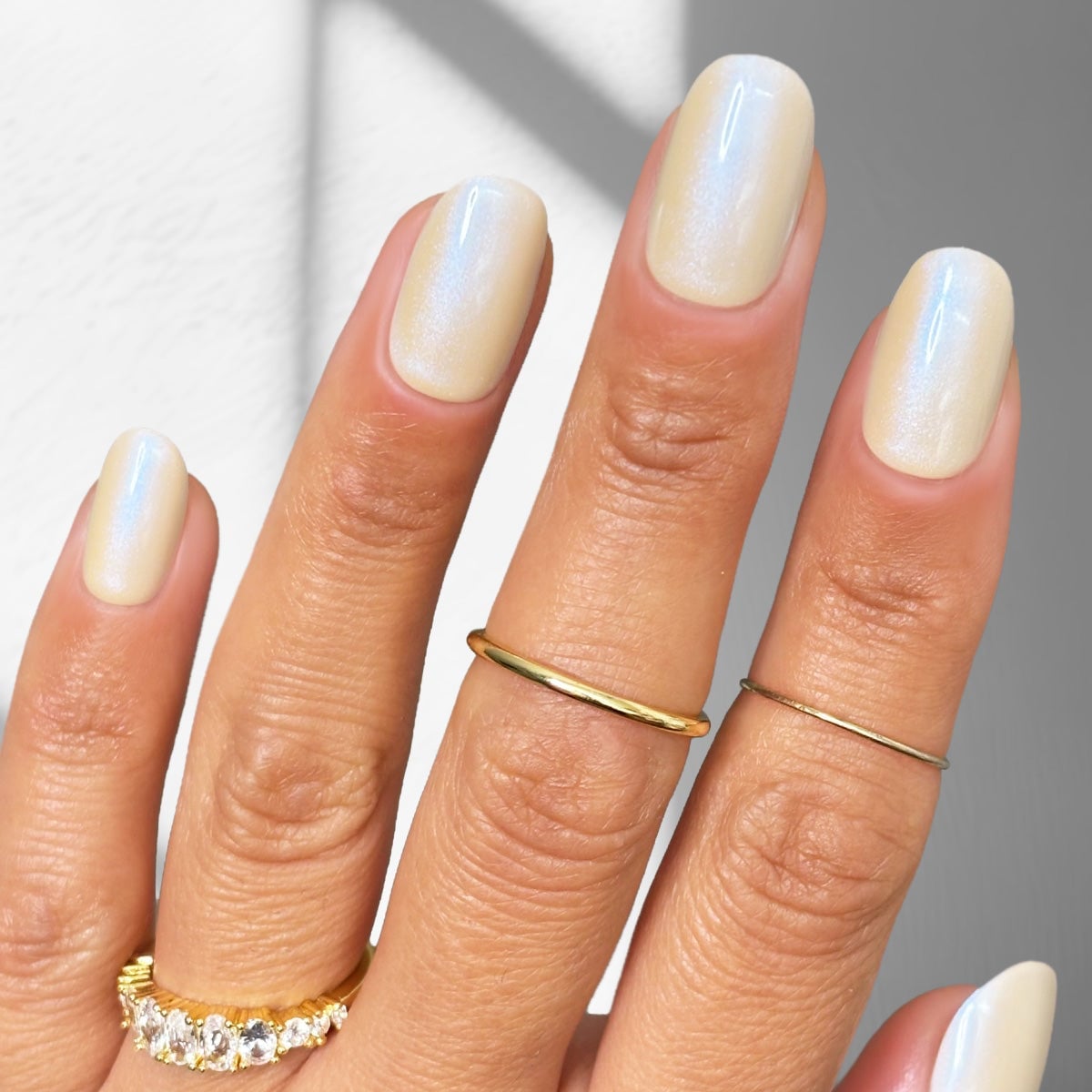 Pale Ivory Shimmer Medium Oval Nails Pale Ivory Shimmer Medium Oval Nails