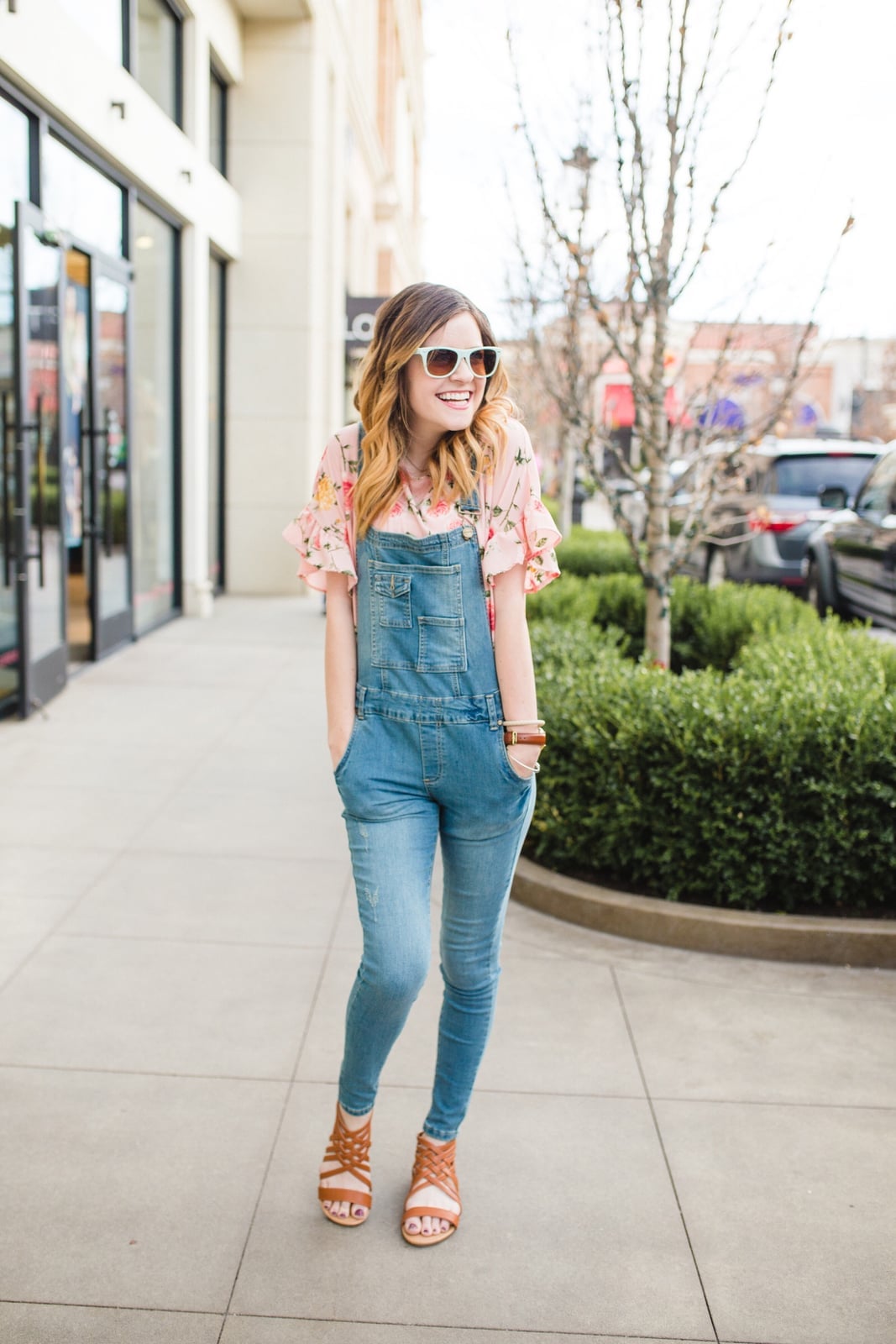 Skinny leg overalls with a floral top and platform sandals Skinny leg overalls with a floral top and platform sandals — Overalls Outfits