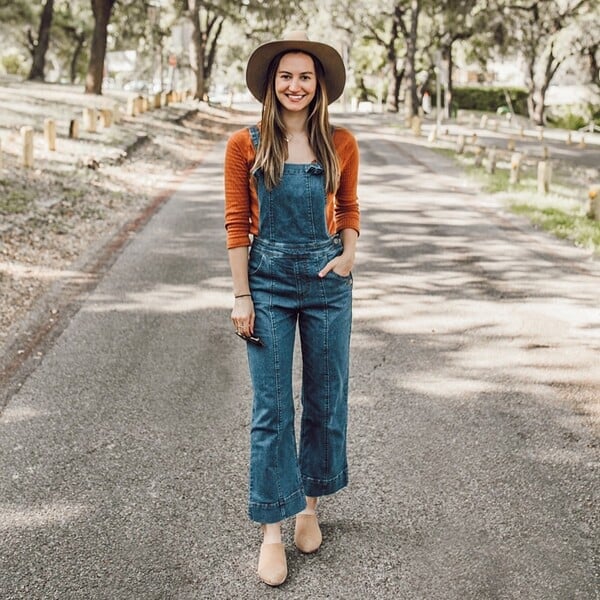 Cropped denim overalls with a ribbed long-sleeve top Cropped denim overalls with a ribbed long-sleeve top — Overalls Outfits