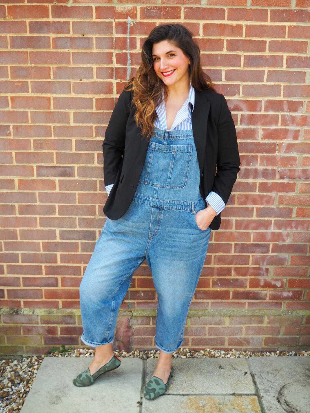 Oversized denim overalls with a striped shirt and blazer Oversized denim overalls with a striped shirt and blazer — Overalls Outfits