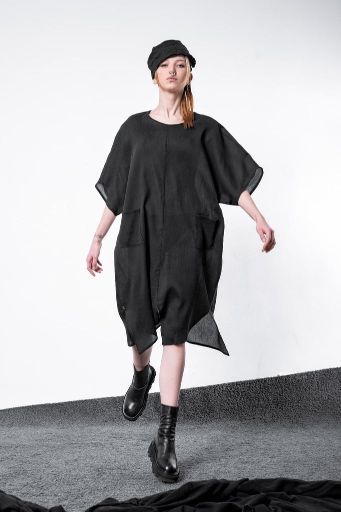 Oversized Black Kaftan Dress With Platform Boots Oversized Black Kaftan Dress With Platform Boots — Oversize Outfits
