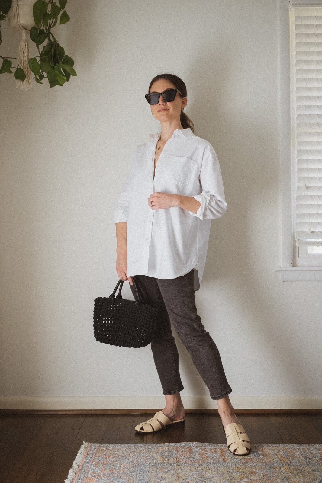 Oversized White Button-Down With Slim Gray Jeans Oversized White Button-Down With Slim Gray Jeans — Oversize Outfits