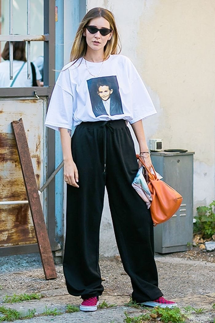 Graphic Oversized T-Shirt With Wide Black Sweatpants Graphic Oversized T-Shirt With Wide Black Sweatpants — Oversize Outfits