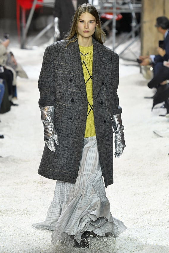Oversized Gray Coat Over Yellow Sweater And Striped Skirt Oversized Gray Coat Over Yellow Sweater And Striped Skirt — Oversize Outfits