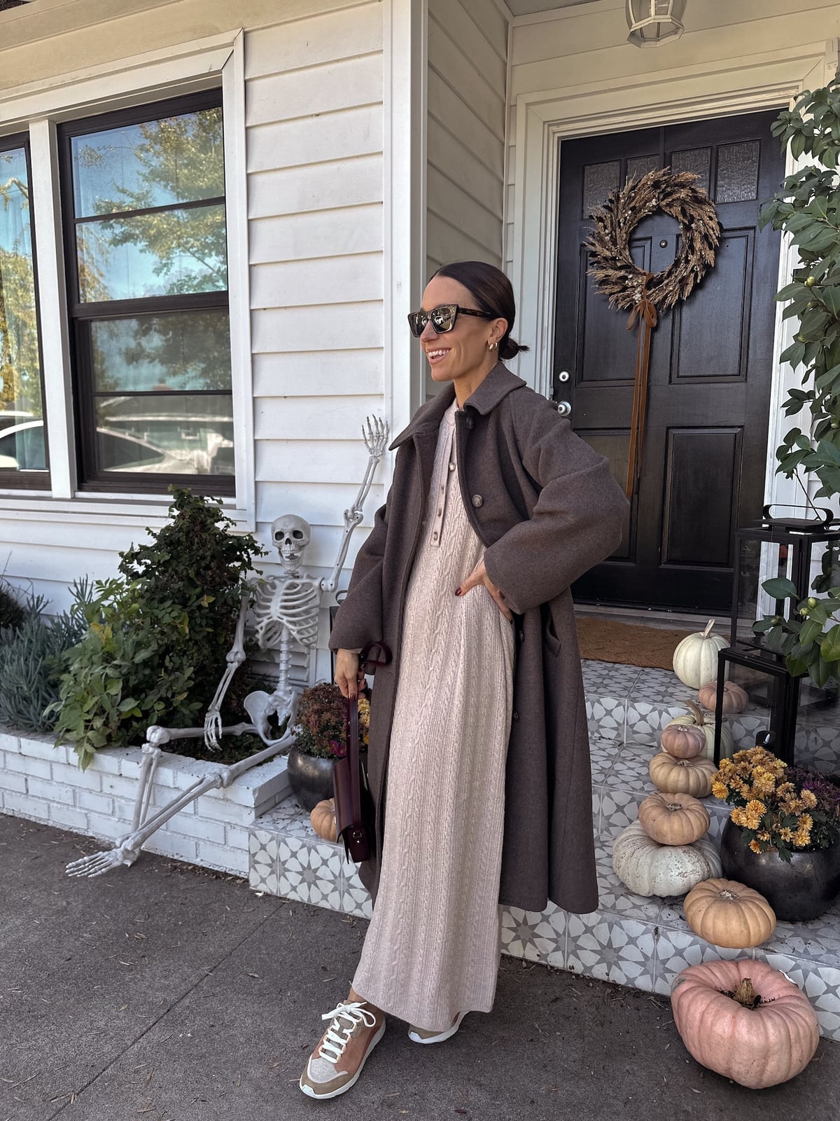 Oversized Brown Coat Over Beige Knit Dress Oversized Brown Coat Over Beige Knit Dress — Oversize Outfits