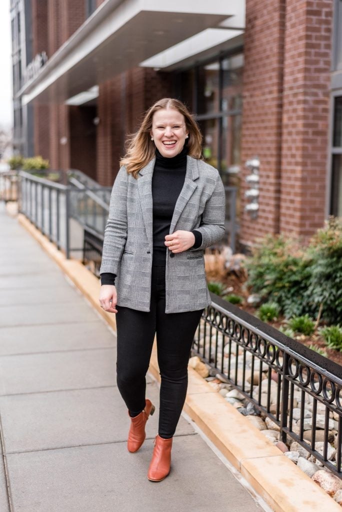 Oversized Plaid Blazer With Black Turtleneck Oversized Plaid Blazer With Black Turtleneck — Oversize Outfits