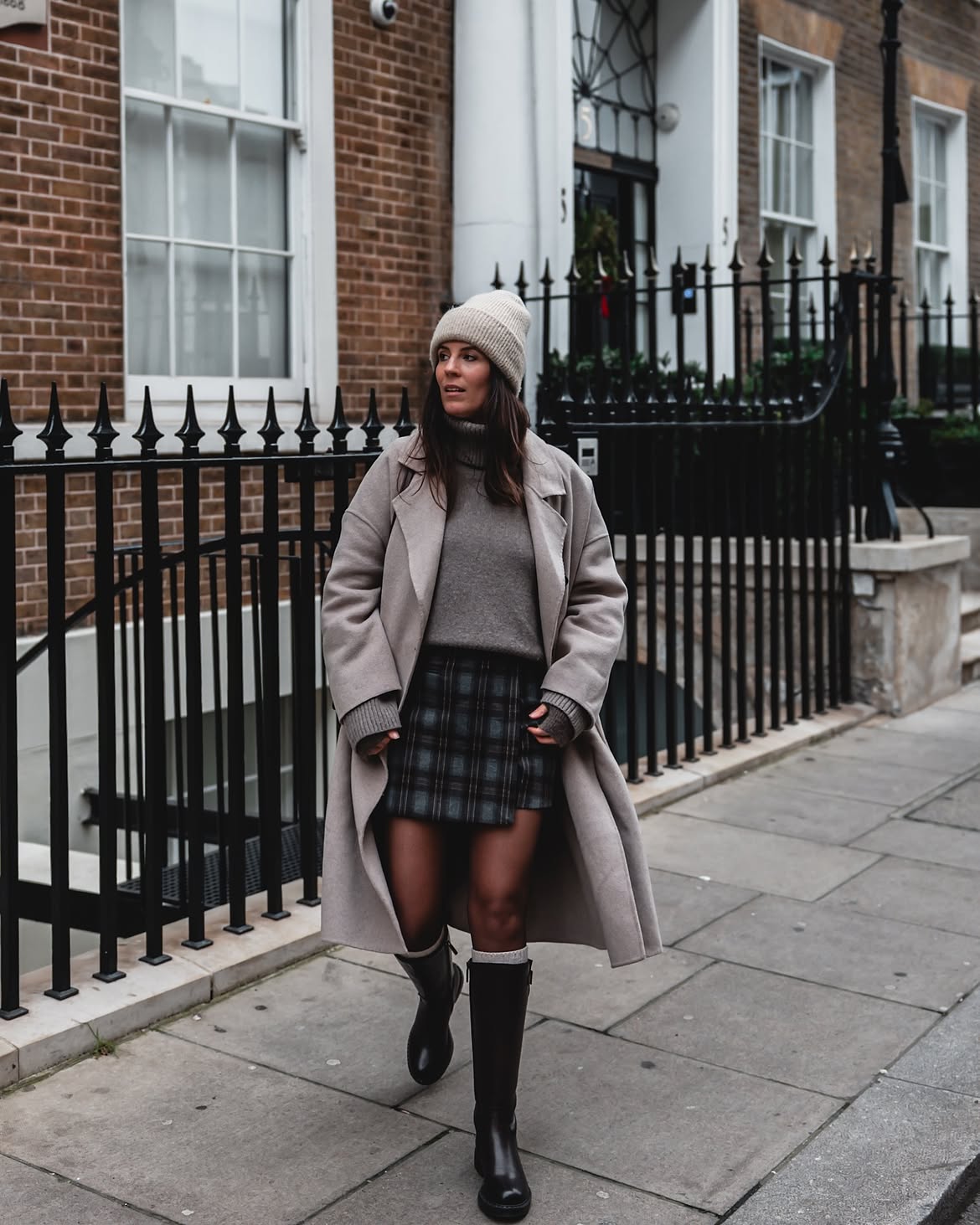 Oversized Trench Coat And Plaid Skirt Winter Look