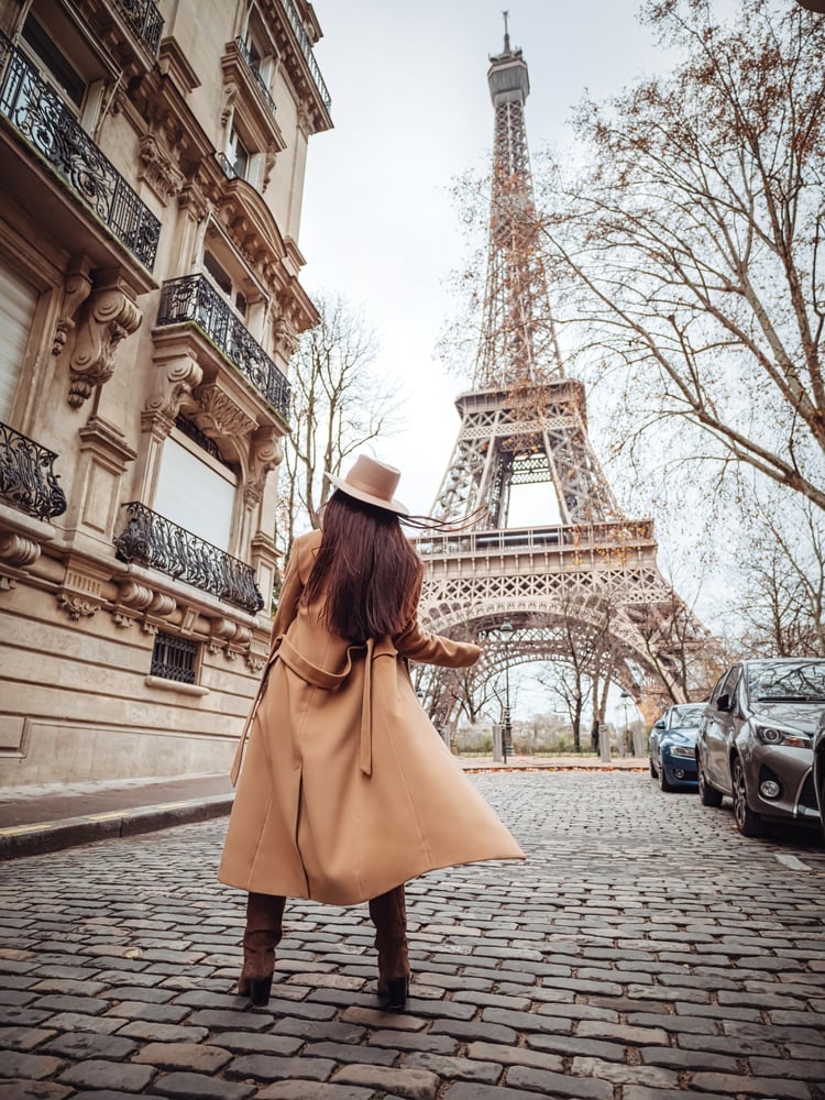 Flowing Camel Trench Coat and Suede Boots Flowing Camel Trench Coat and Suede Boots — Paris Outfits