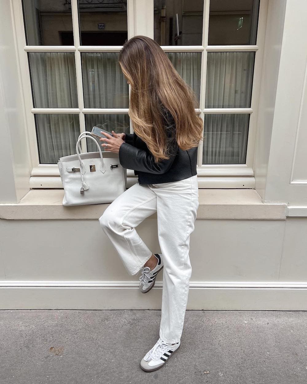 Monochrome White Jeans and Sneakers with Leather Jacket Monochrome White Jeans and Sneakers with Leather Jacket — Paris Outfits