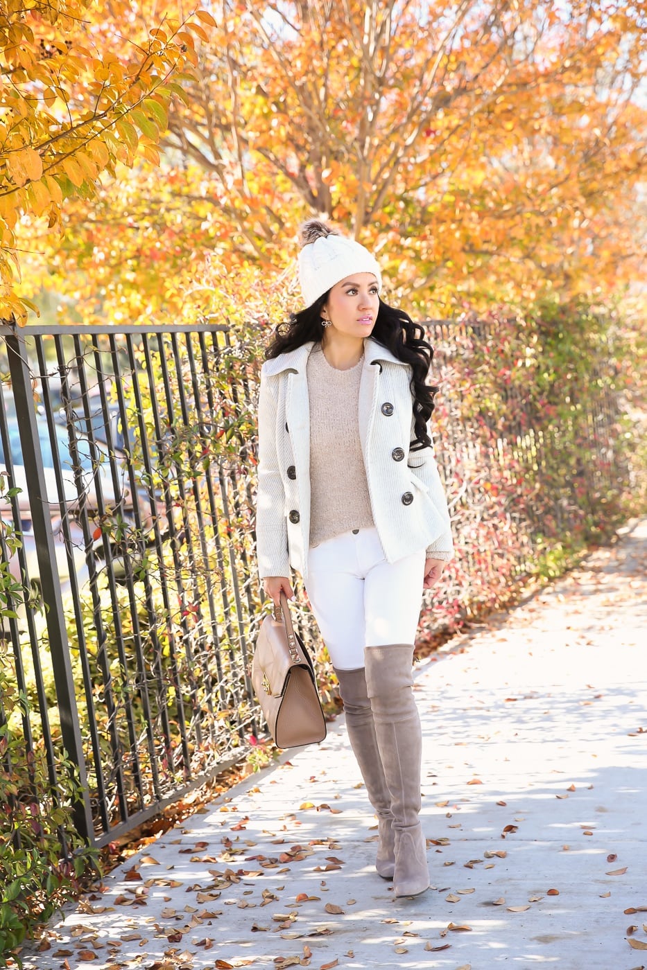 White double-breasted peacoat with beige sweater and skinny jeans White double-breasted peacoat with beige sweater and skinny jeans — Peacoat Outfits