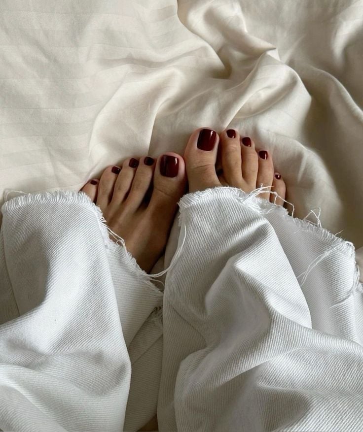 Deep Burgundy Glossy Short Square Pedicure Deep Burgundy Glossy Short Square Pedicure — Pedicure Nails