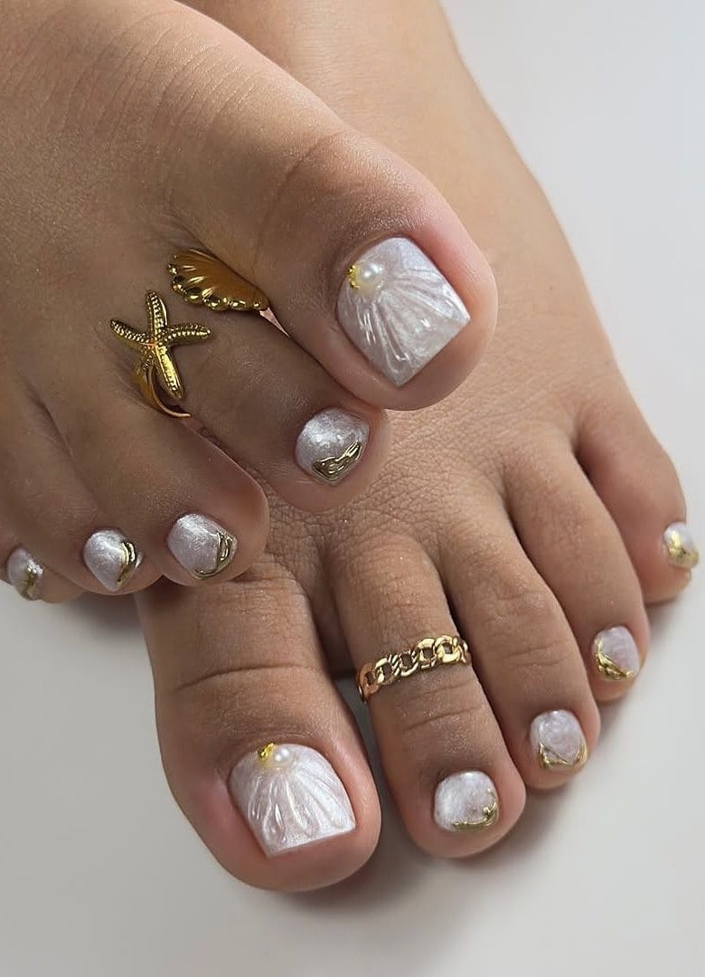Milky White Chrome Tip Shell Texture Pedicure Milky White Chrome Tip Shell Texture Pedicure — Pedicure Nails