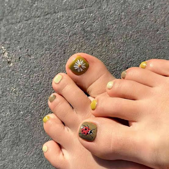 Ladybug Olive Dot Summer Pedicure Ladybug Olive Dot Summer Pedicure — Pedicure Nails