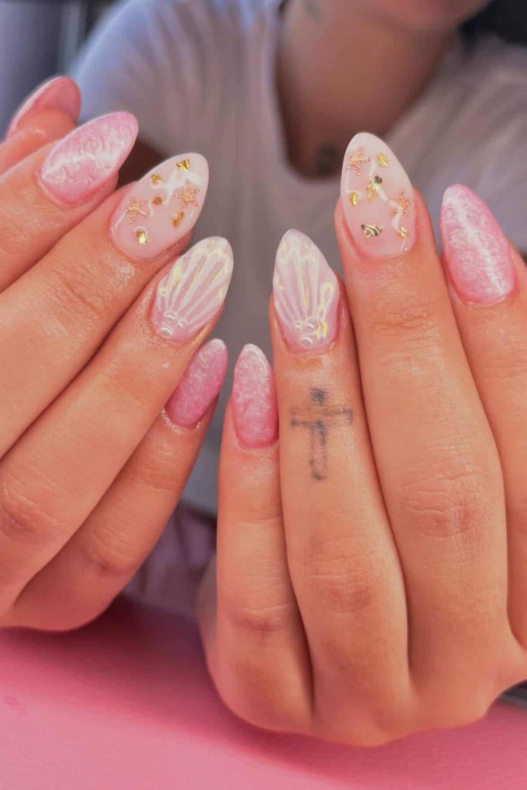 Seashell Motif With Gold Foil Medium Almond Nails Seashell Motif With Gold Foil Medium Almond Nails — Pink Almond Nails