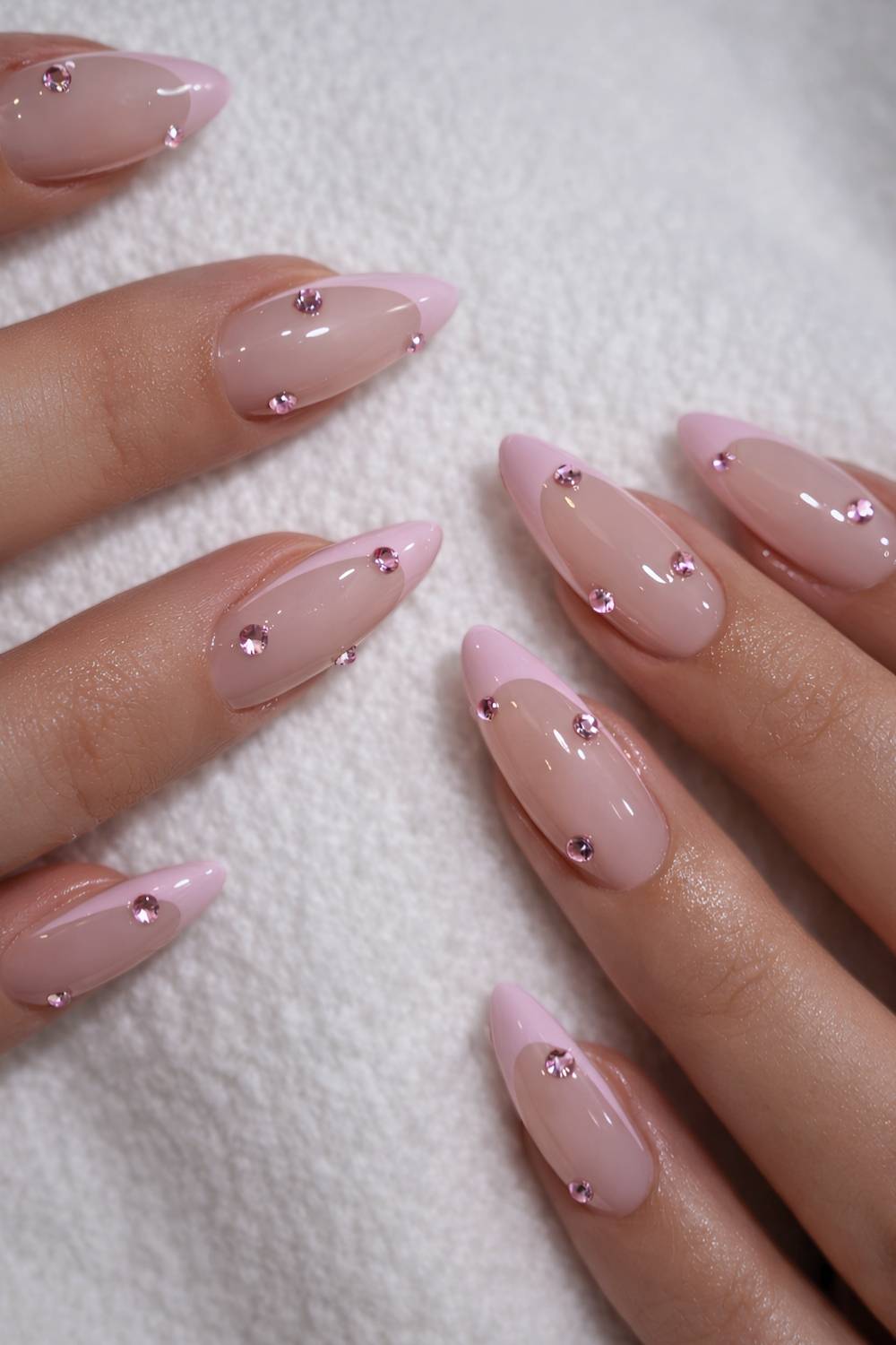 Pink Rhinestone French Tips Medium Almond Nails, миндаль Pink Rhinestone French Tips Medium Almond Nails, миндаль — Pink French Tip Nails