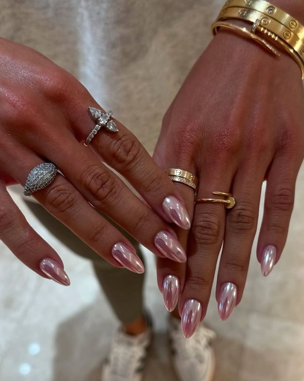 Pale Pink Chrome Medium Almond Nails Pale Pink Chrome Medium Almond Nails — Pink Nails